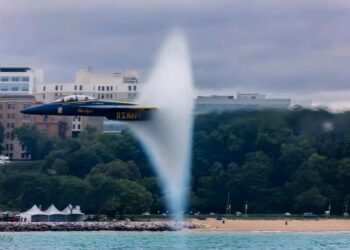My favorite shot from yesterday’s practice show. Franz really brought the heat during the sneak pass! Check the transonic vapor cone as he speeds down Lake Michigan a mere 50 feet in the air..